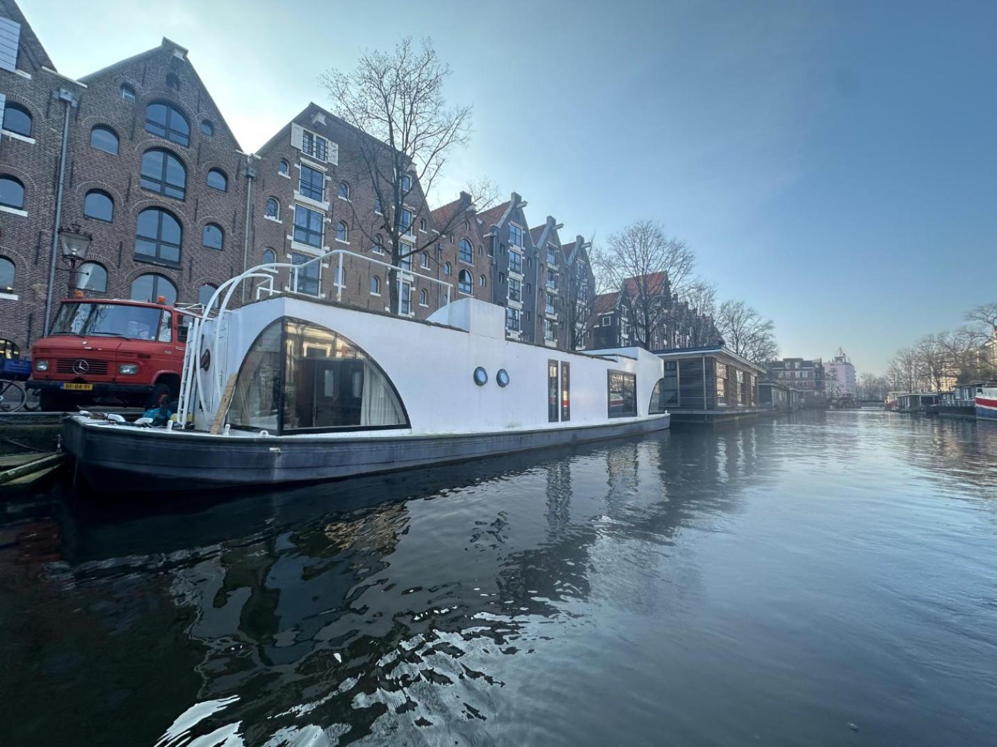 Houseboat The Floating Nest *